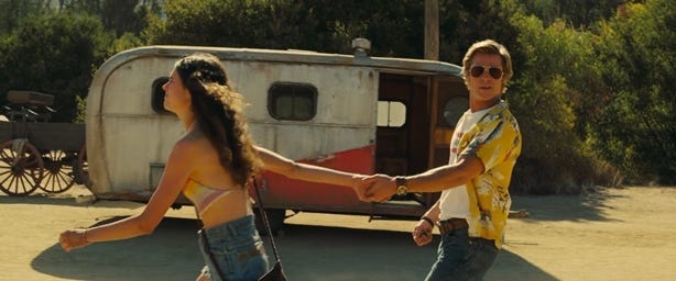 Brad Pitt e Margaret Qualley em cena do filme "Era uma vez em Hollywood", de Quentin Tarantino