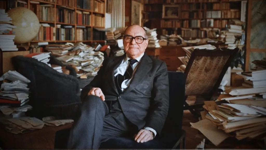 O filósofo Julián Marías em sua biblioteca em Madrid.