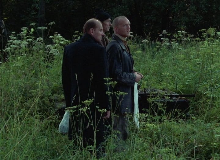 O Escritor (Anatoli Solonítsin), o Professor (Nikolai Grinko) e o Stalker (Aleksandr Kaidanóvski) em meio à vegetação alta da Zona, em Stalker (1979), de Andrei Tarkóvski.