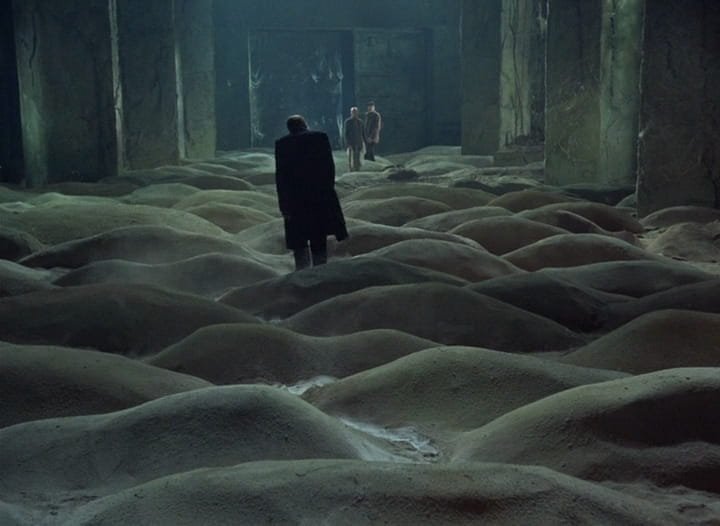 O Professor (Nikolai Grinko), o Stalker (Aleksandr Kaidanóvski) e o Escritor (Anatoli Solonítsin) chegam à Zona, num campo envolto em névoa, em Stalker (1979), de Andrei Tarkóvski.